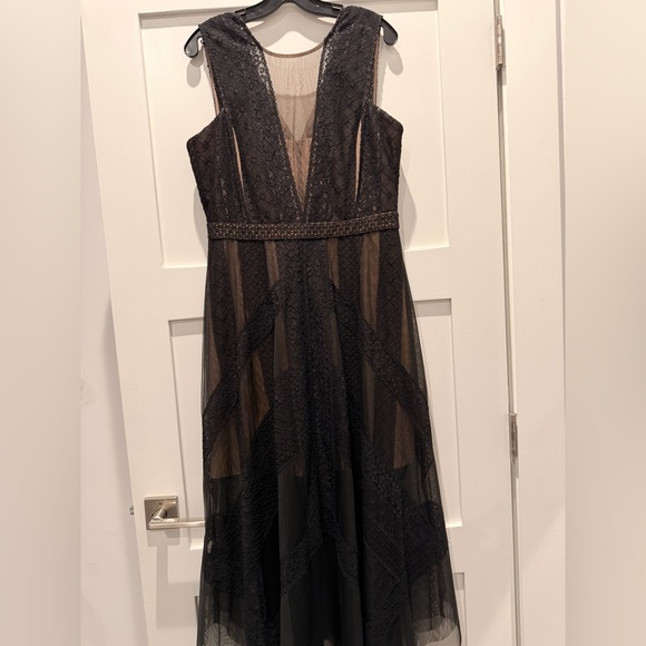 BCBGMAXAZRIA Andi Asymmetrical Lace Tulle Maxi Dress Black 12 Perfect Condition - Picture 16 of 16